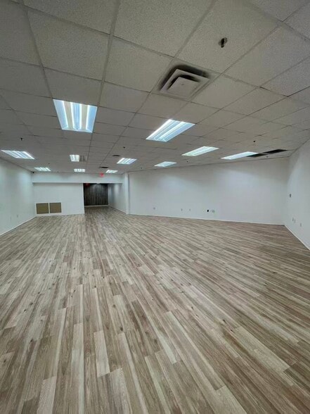 More Photos Of 7075 Kingspointe Pky, Orlando Showroom For Lease