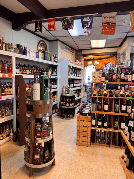 More Photos Of 166 S Riverside Ave, Pequabuck Freestanding For Sale