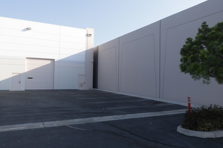 More Photos Of 2816 Columbia St, Torrance Light Distribution For Lease