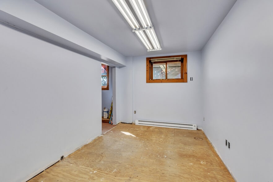 More Photos Of 203 Long Plain Rd, Whately Service For Sale