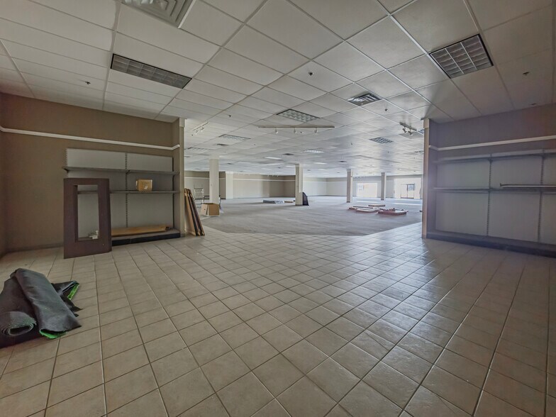 More Photos Of 640 E Washington Ave, Ashburn Freestanding For Sale