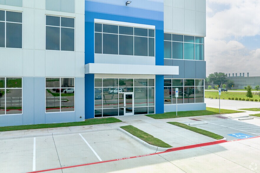 More Photos Of 1021 Everman Pky, Fort Worth Distribution For Lease