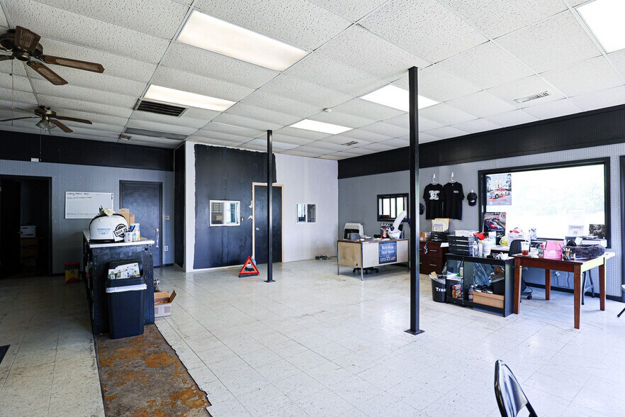 More Photos Of 430 US-62 E, Eddyville Auto Repair For Sale