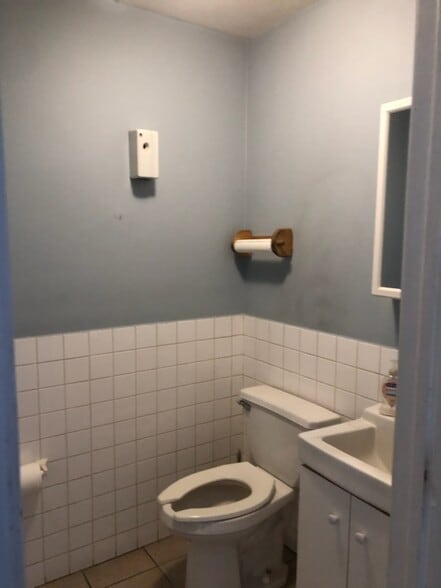 More Photos Of 24-13 45th St, Astoria Warehouse For Lease