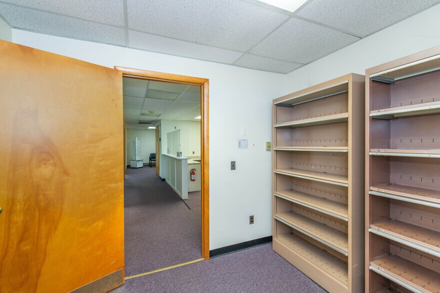 More Photos Of 125 Newton Sparta Rd, Newton Office For Lease