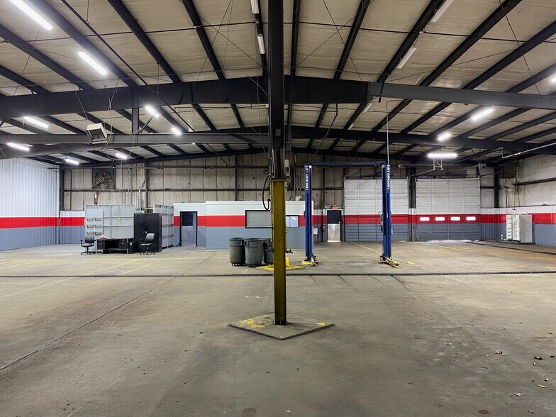 More Photos Of 407 S Eason Blvd, Tupelo Warehouse For Sale