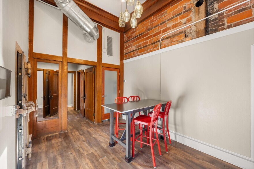 More Photos Of 101 E Jefferson St, Winterset Office For Sale