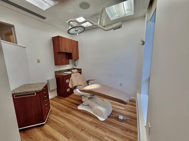 More Photos Of 4 Dearfield Dr, Greenwich Medical For Lease