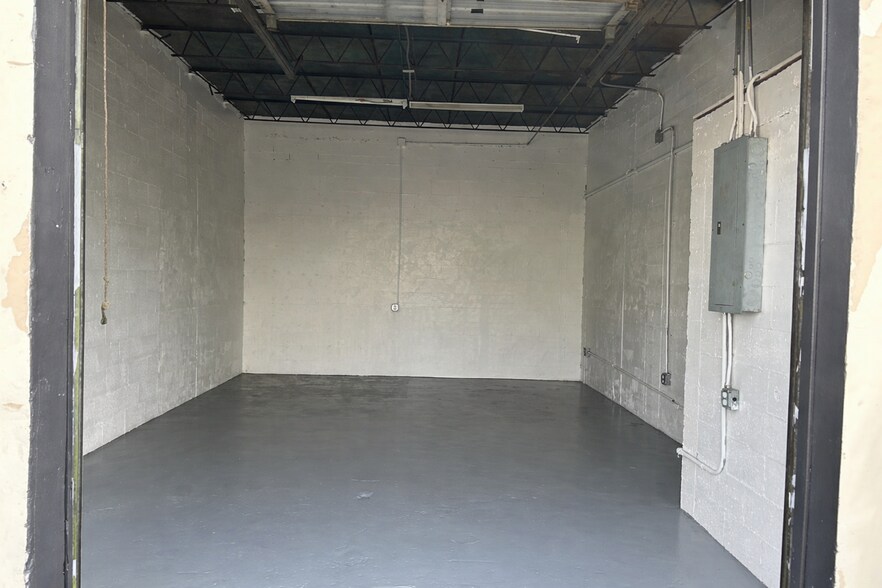 More Photos Of 4631-4641 NW 8th Ave, Oakland Park Warehouse For Lease