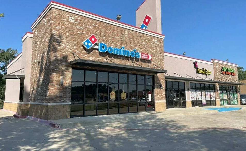 More Photos Of 2807 S Main St, Lindale Storefront For Lease