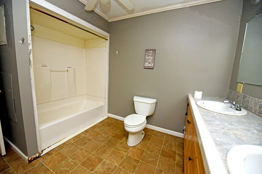 More Photos Of 10 Deer Crossing Trl, Blairsville Office For Sale