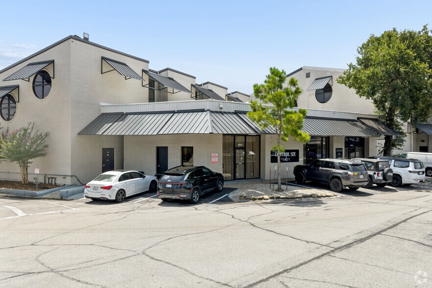 More Photos Of 12649 Memorial Dr, Houston Storefront Retail Office For Lease