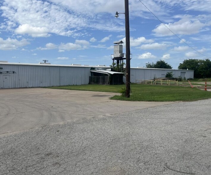 Primary Photo Of 425 Peters St, Waxahachie Warehouse For Lease