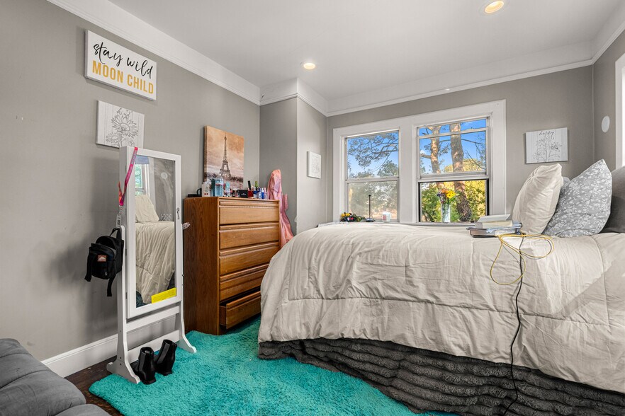 More Photos Of 320 Taylor Rd, Newcastle Specialty For Sale