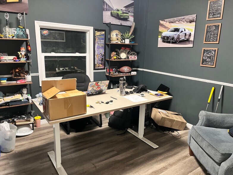 More Photos Of 13537 Granville Ave, Clermont Warehouse For Lease