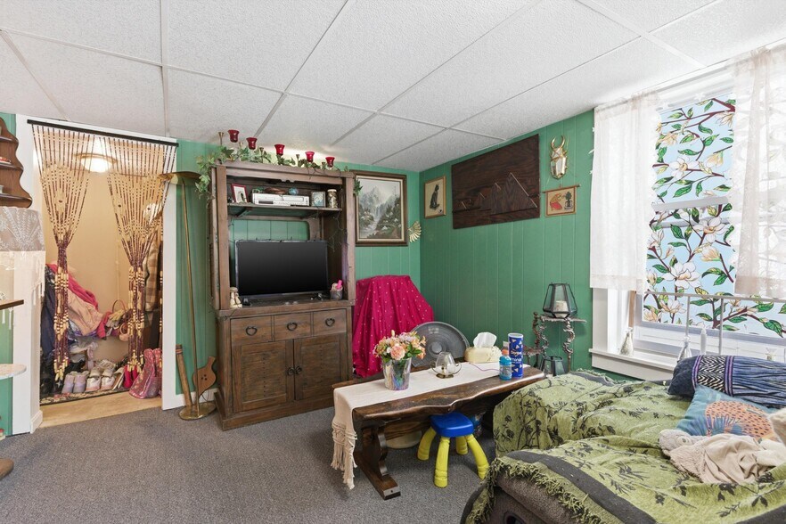 More Photos Of 198 N Main St, Salem Storefront Retail Residential For Sale
