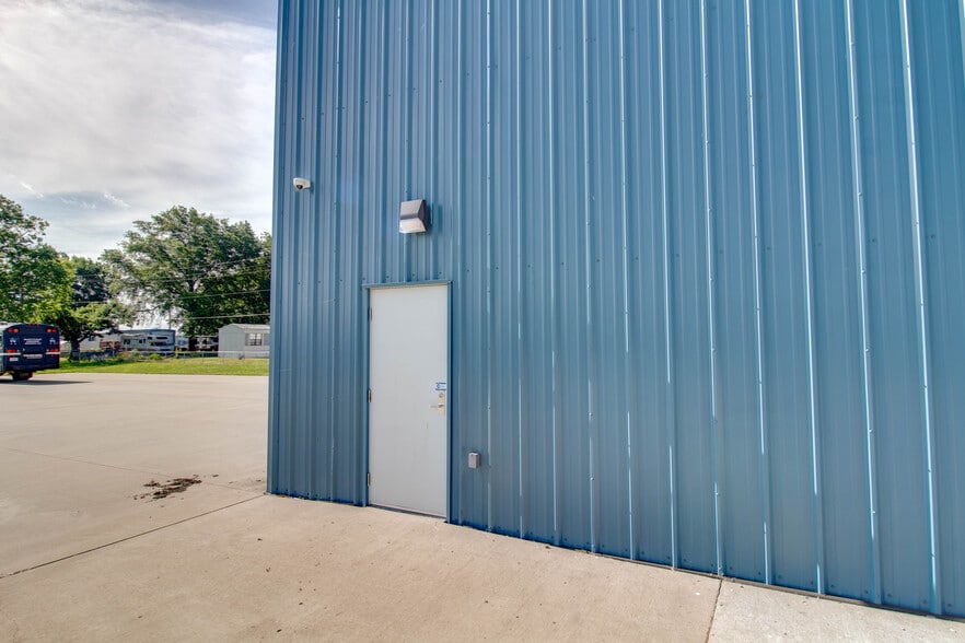 More Photos Of 300 Rou des Chateaux, Bethalto Parking Garage For Sale