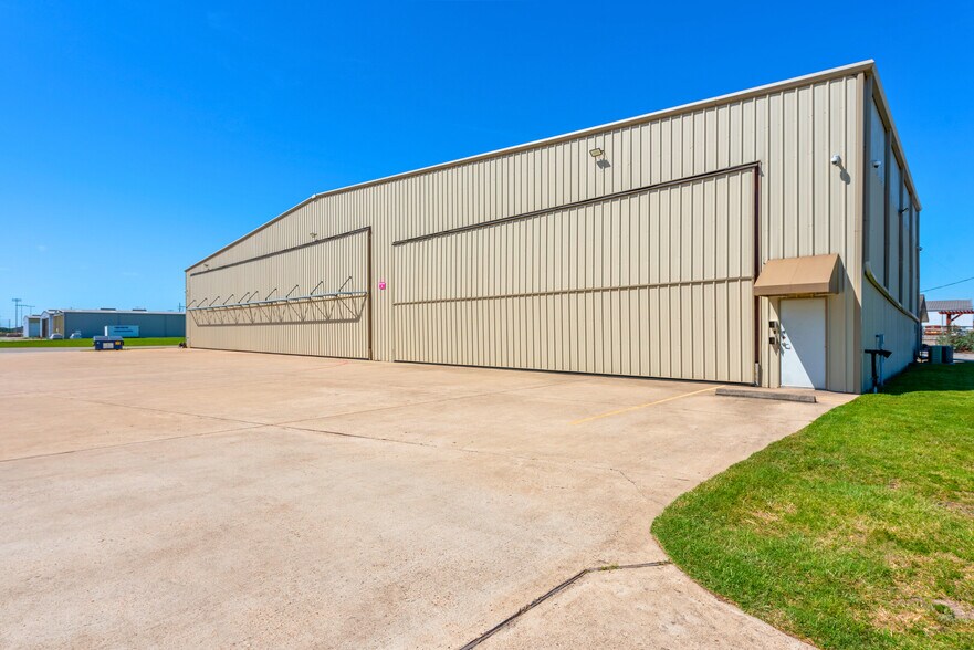 More Photos Of 20115 Stuebner Airline Rd, Spring Airplane Hangar For Lease