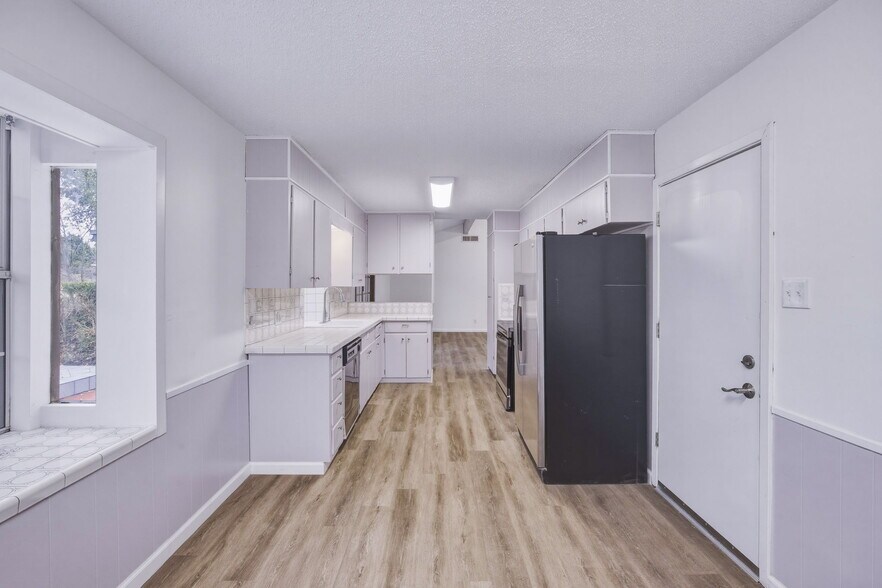 More Photos Of 7900 Hudson Loop, Austin Specialty For Lease