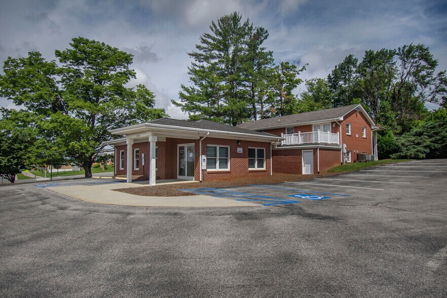 More Photos Of 1201 Elm St, Christiansburg Office For Sale