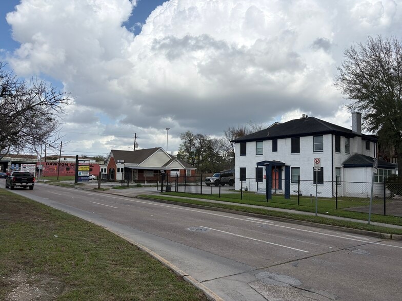 More Photos Of 5902 Irvington, Houston Office For Sale