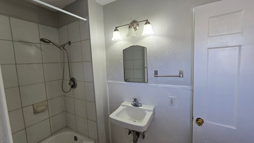 More Photos Of 323 Claremont Ave, San Antonio Multifamily For Sale