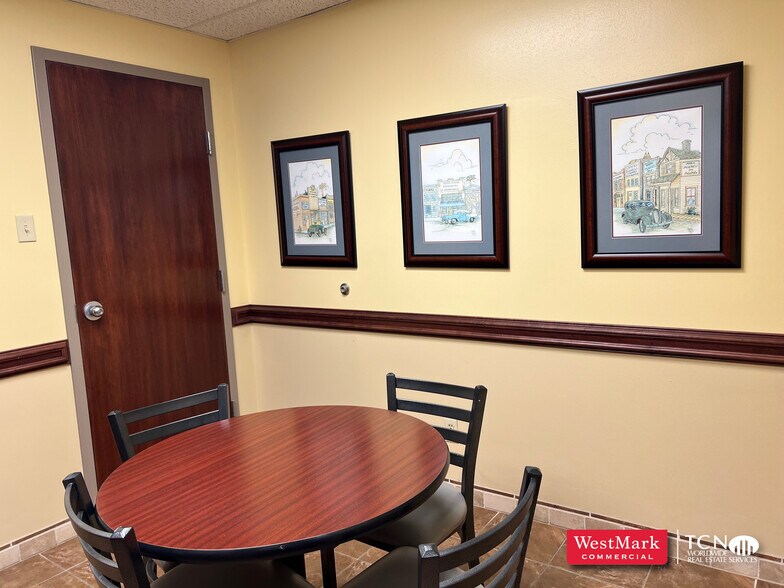 More Photos Of 1323 58th St, Lubbock Office For Lease