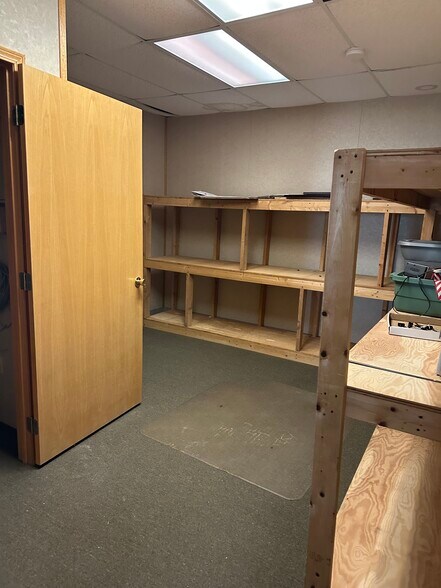 More Photos Of 1105 State St, Mound City Office For Sale