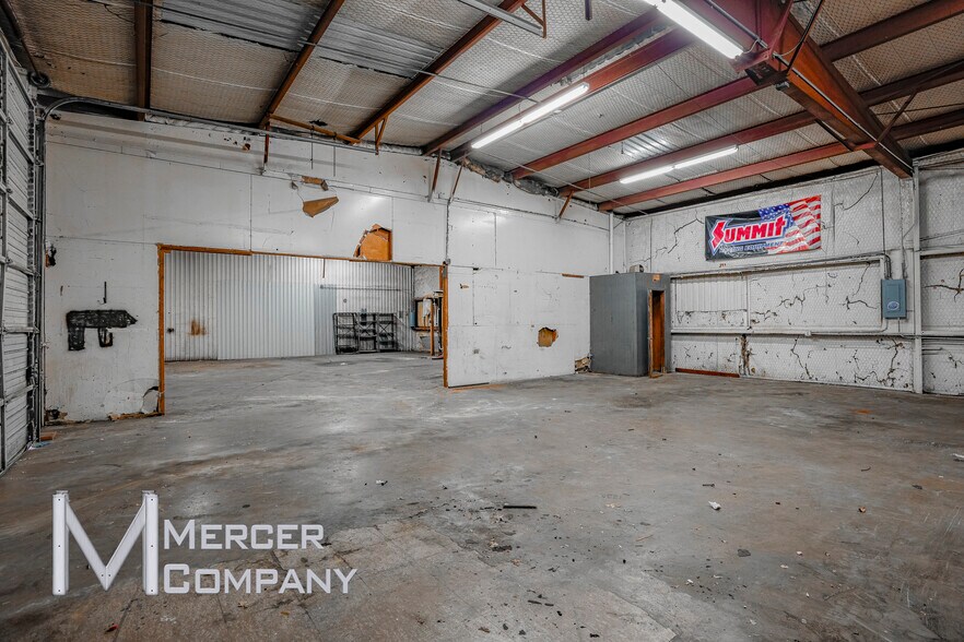 More Photos Of 3103 W Pioneer Pky, Pantego Warehouse For Lease