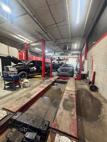 More Photos Of 915-935 48 Ave SE, Calgary Warehouse For Sale