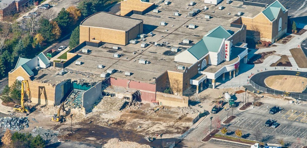 More Photos Of 300 Parkway Dr, Lincolnshire Movie Theatre For Lease