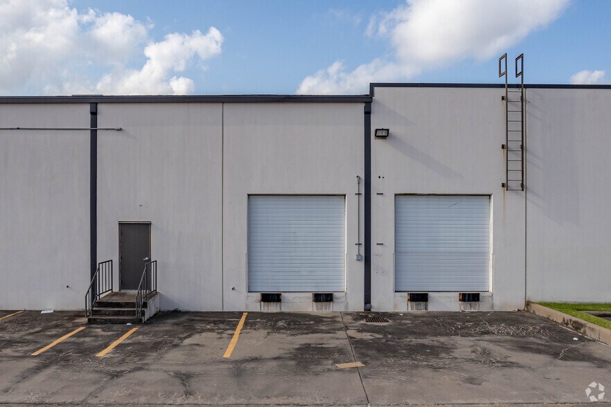 More Photos Of 5010 Wright Rd, Stafford Warehouse For Lease