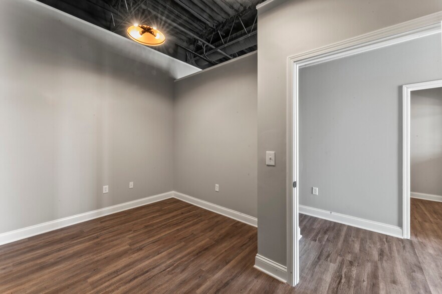 More Photos Of 7801-7811 Shawnee Mission Pky, Overland Park Freestanding For Lease