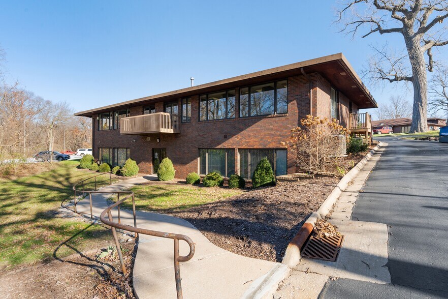 More Photos Of 604 35th Ave, Moline Medical For Lease