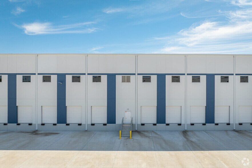 More Photos Of 12045 Wallisville Rd, Houston Distribution For Lease