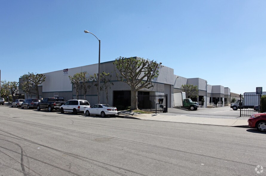 More Photos Of 146 W 132nd St, Los Angeles Warehouse For Lease