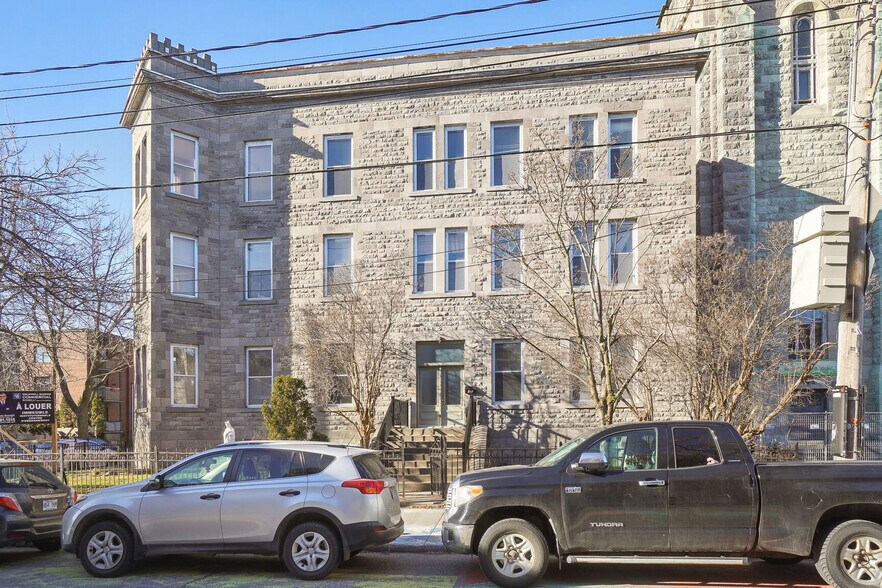 Primary Photo Of 215 St De Castelnau E, Montréal General Retail For Lease