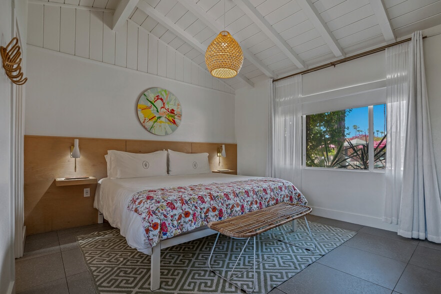 More Photos Of 555 S Warm Sands Dr, Palm Springs Hotel For Sale