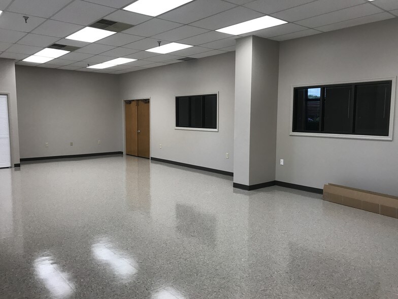 More Photos Of 822 James Record Rd, Huntsville Warehouse For Lease