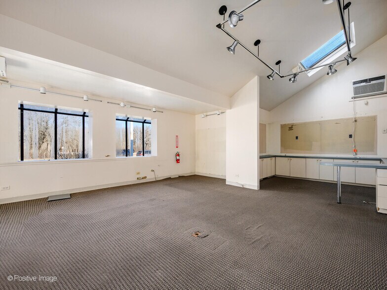 More Photos Of 1815 Dundee Rd, Northbrook Storefront Retail Office For Sale