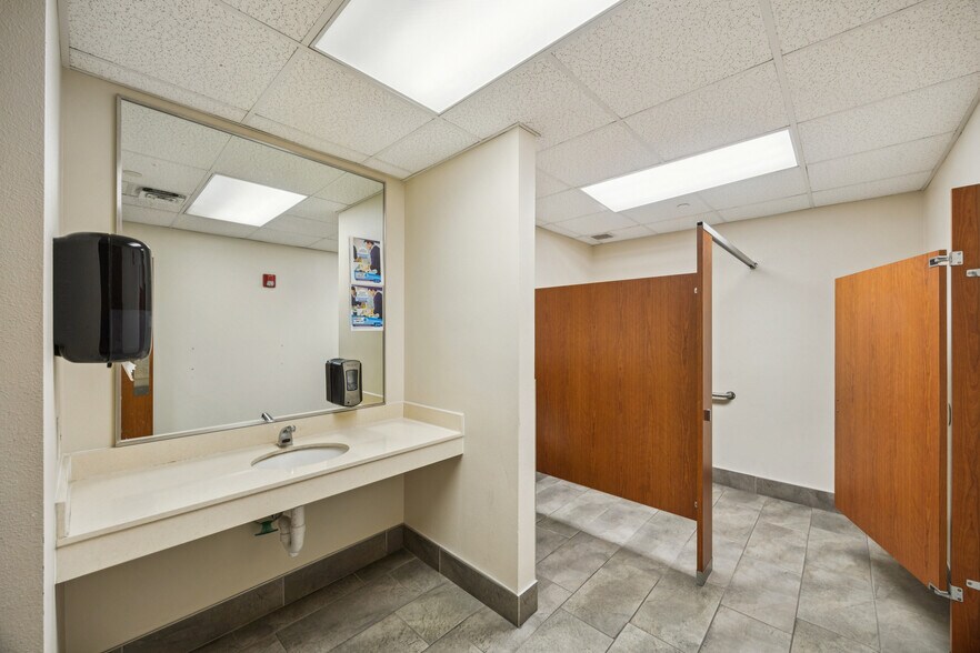 More Photos Of 13725 Northwest Blvd, Corpus Christi Medical For Lease