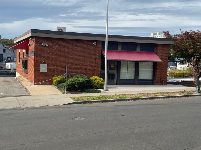 Primary Photo Of 30 S Water St, Greenwich Bank For Lease
