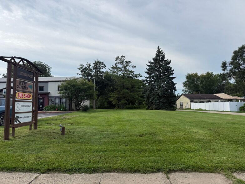 More Photos Of 208 S Elm St, Three Oaks Storefront For Sale