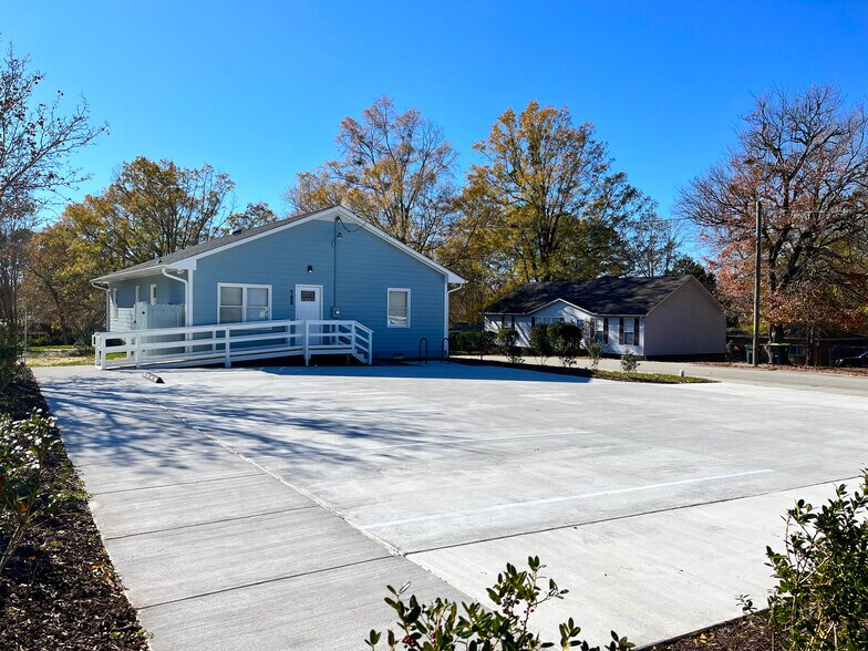 More Photos Of 108 Justice Heights St, Apex Medical For Lease