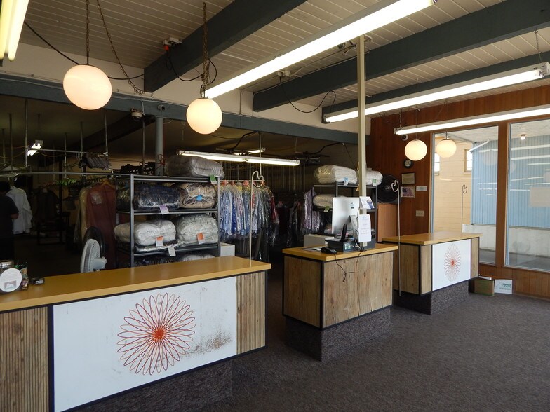 More Photos Of 470 NE Garden Valley Blvd, Roseburg Storefront Retail Office For Sale