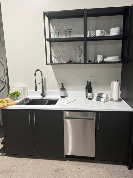 More Photos Of 8949 N Deerbrook Trl, Brown Deer Flex For Lease