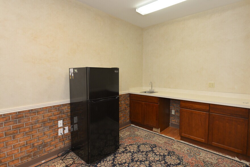 More Photos Of 8 Pecks Ln, Newtown Flex For Lease