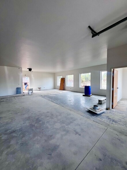 More Photos Of 2600 NE Division St, Bend Storefront Retail Office For Lease