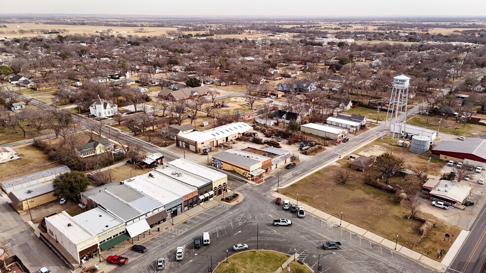 More Photos Of 111 E Liberty St, Pilot Point General Retail For Sale