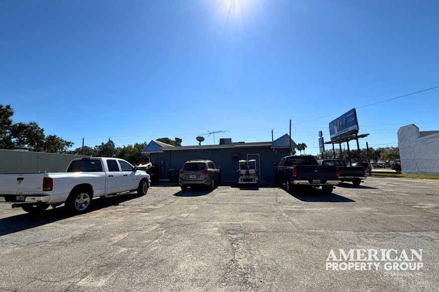 More Photos Of 4459 Bee Ridge Rd, Sarasota Bar For Sale